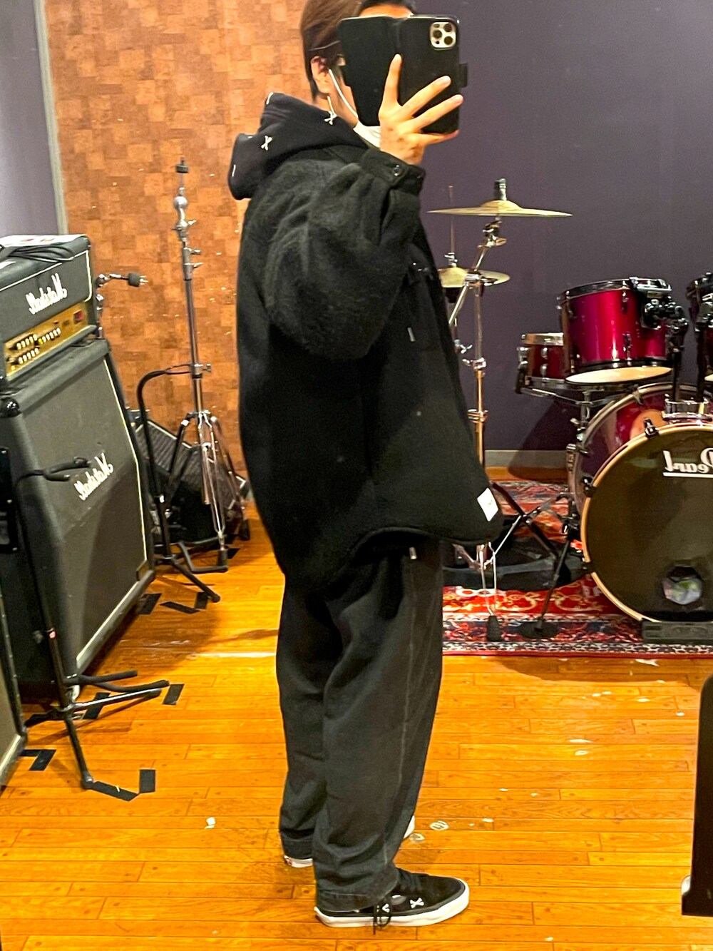 ブラック系のジャケット/アウター、ブラック系のデニムパンツ、ブラック系のパーカーを着用したメンズの春コーディネートの2枚目の写真