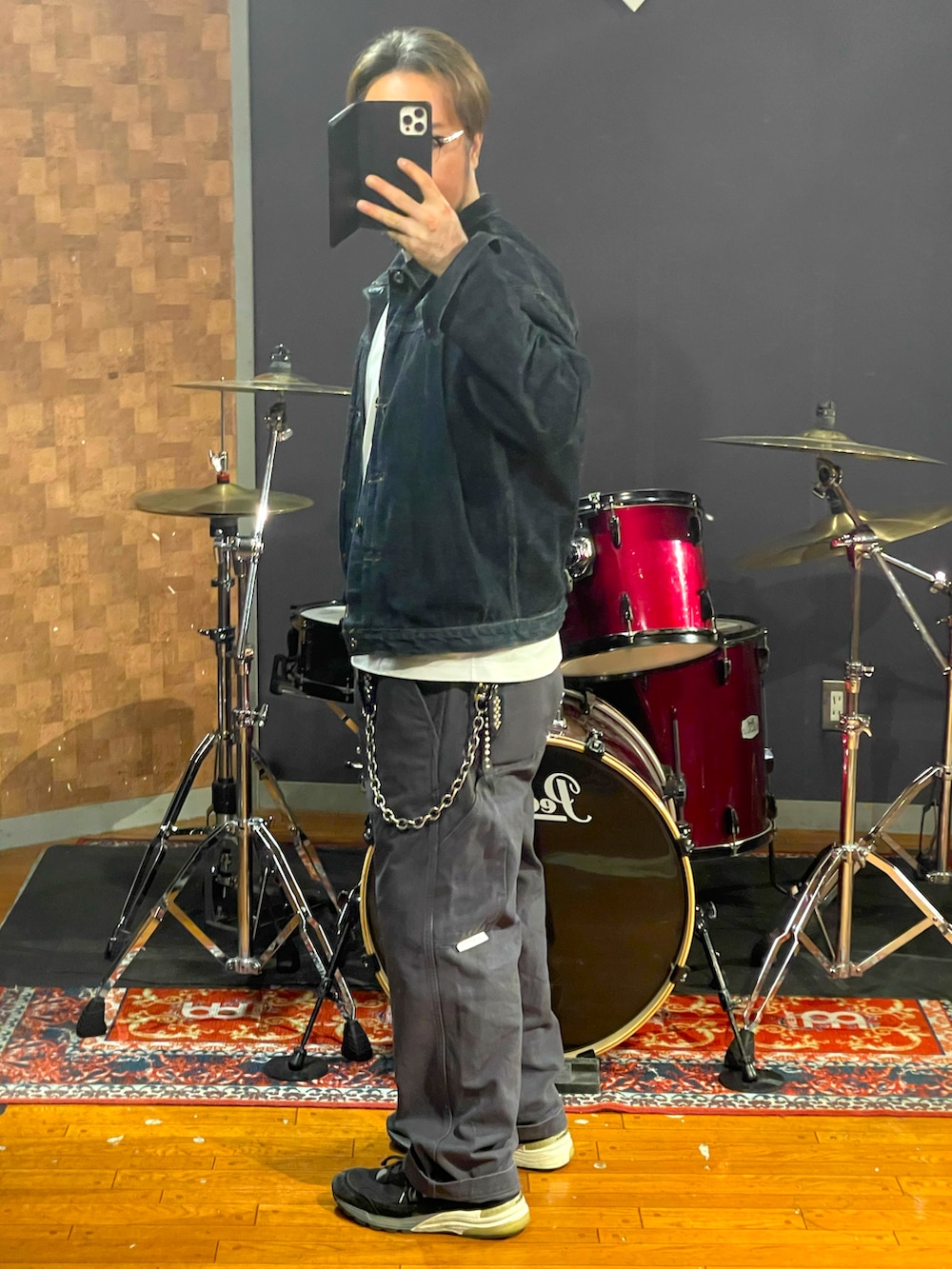 ブルー系のデニムジャケット、ホワイト系のTシャツ/カットソー、グレー系のその他パンツを着用したメンズの秋コーディネートの3枚目の写真