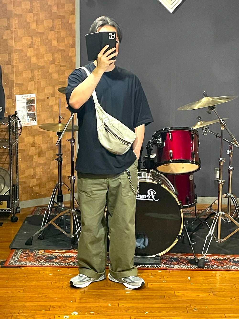 ブルー系のTシャツ/カットソー、グリーン系のパンツ、グレー系のスニーカーを着用したメンズの秋コーディネートの4枚目の写真