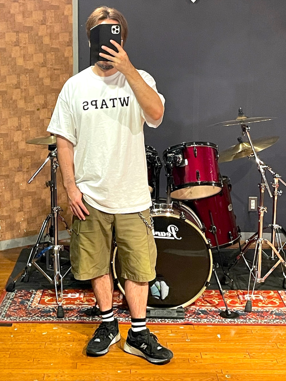 「wtaps、New Balance、白Tシャツ、カーゴパンツ、shorts、スニーカー、大人カジュアル、ラフ、カジュアル、シンプルコーデ、ストリート、夏コーデ、スニーカーコーデ、きれいめカジュアル、いいね、save、フォローお願いします🤑」｜「WTAPSのアイテム（Tシャツ/カットソー、ホワイト系）」を使った、minetoraさん（メンズ・171cm）の夏コーディネートの5枚目の写真