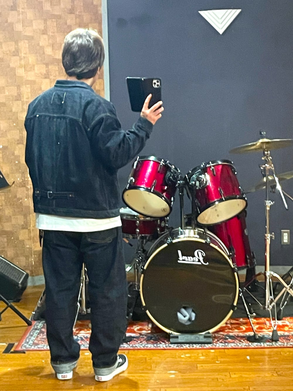「onepieceofrock、Champion、BEAMS、デニム、デニムジャケット、デニムパンツ、スニーカー、白Tシャツ、カジュアル、大人カジュアル、セットアップ、デニムセットアップ、シンプルコーデ、おしゃれさんと繋がりたい、いいね、save、フォローお願いします🤑」｜「onepieceofrockのアイテム（デニムジャケット、ブルー系）」を使った、minetoraさん（メンズ・171cm）の春コーディネートの3枚目の写真