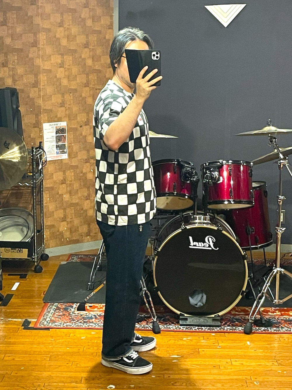 ホワイト系のTシャツ/カットソー、ブルー系のデニムパンツ、ブラック系のスニーカーを着用したメンズの夏コーディネートの3枚目の写真