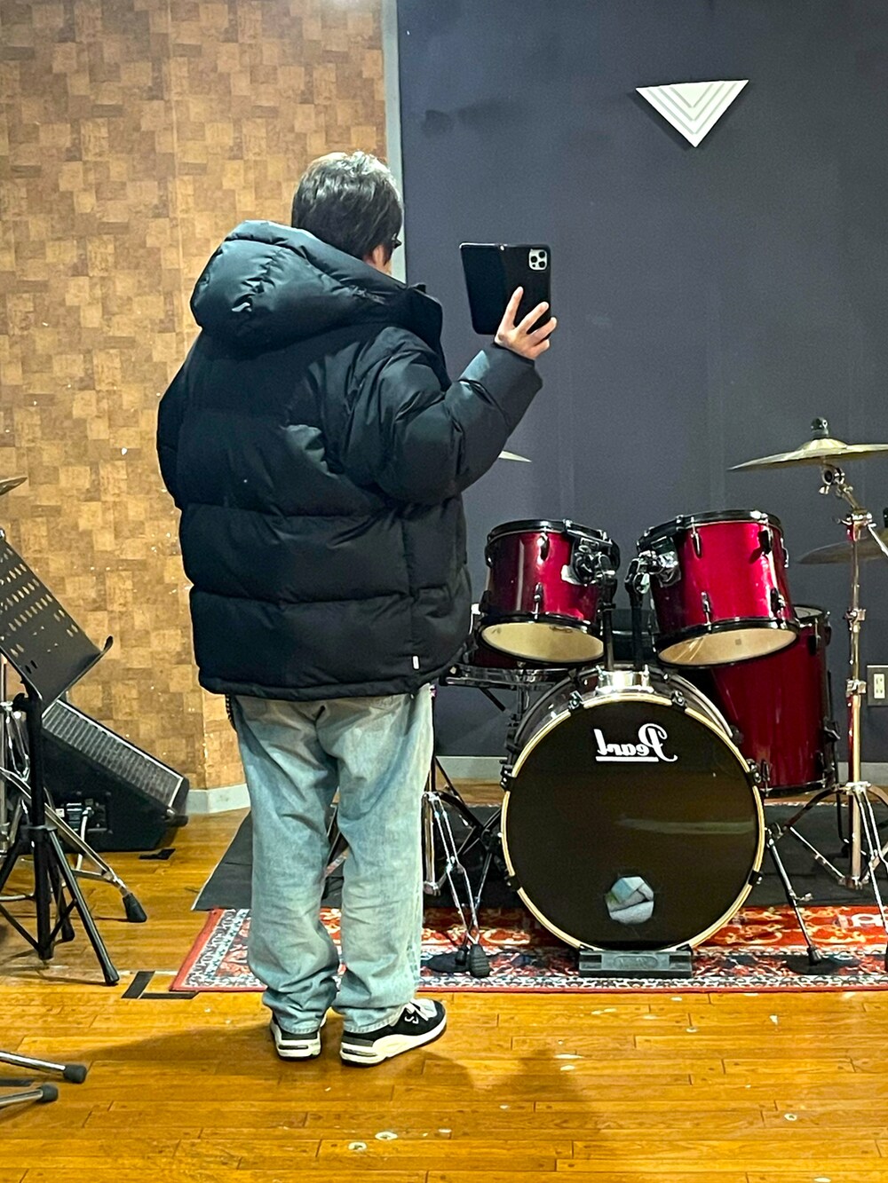 「wtaps、Liberaiders、シンプルスタイル、大人カジュアル、カジュアル、ビッグシルエット、メンズコーデ、オーバーサイズ、きれいめカジュアル、スニーカー、ダウンジャケット、デニム、いいね、save、フォローお願いします🤑、おしゃれさんと繋がりたい、冬コーデ」｜「WTAPSのアイテム（ダウンジャケット/コート、ブラック系）」を使った、minetoraさん（メンズ・171cm）の冬コーディネートの4枚目の写真