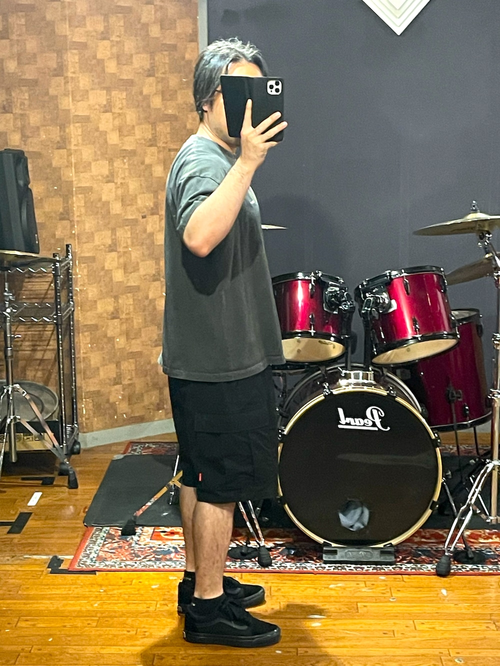 グレー系のTシャツ/カットソー、ブラック系のカーゴパンツ、ブラック系のスニーカーを着用したメンズの夏コーディネートの3枚目の写真