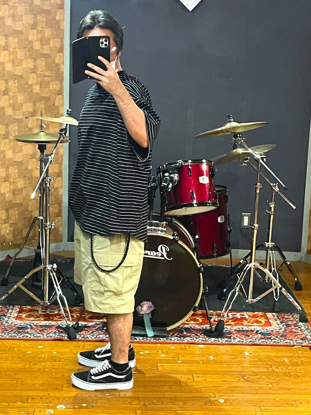 ブラック系のTシャツ/カットソー、ベージュ系のカーゴパンツ、ブラック系のスニーカーを着用したメンズの夏コーディネートの4枚目の写真