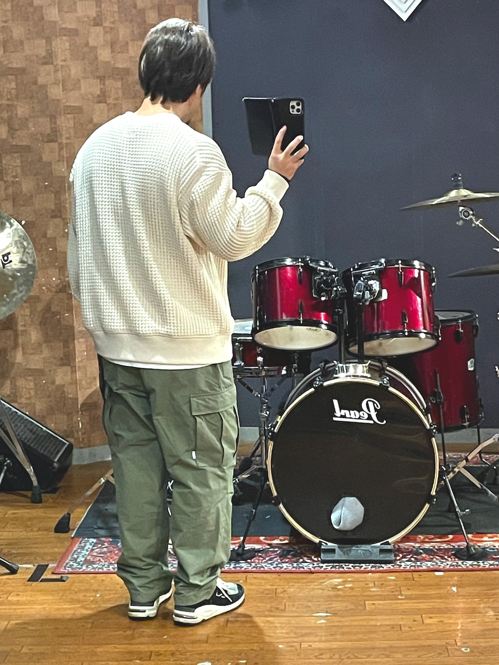 「wtaps、Jackman、New Balance、カーゴパンツ、スニーカー、ワッフル、クルーネック、大人カジュアル、カジュアル、ビッグシルエット、ミリタリー、いいね、save、フォローお願いします🤑、おしゃれさんと繋がりたい、シンプルコーデ、春コーデ」｜「Jackmanのアイテム（Tシャツ/カットソー、ホワイト系）」を使った、minetoraさん（メンズ・171cm）の春コーディネートの3枚目の写真