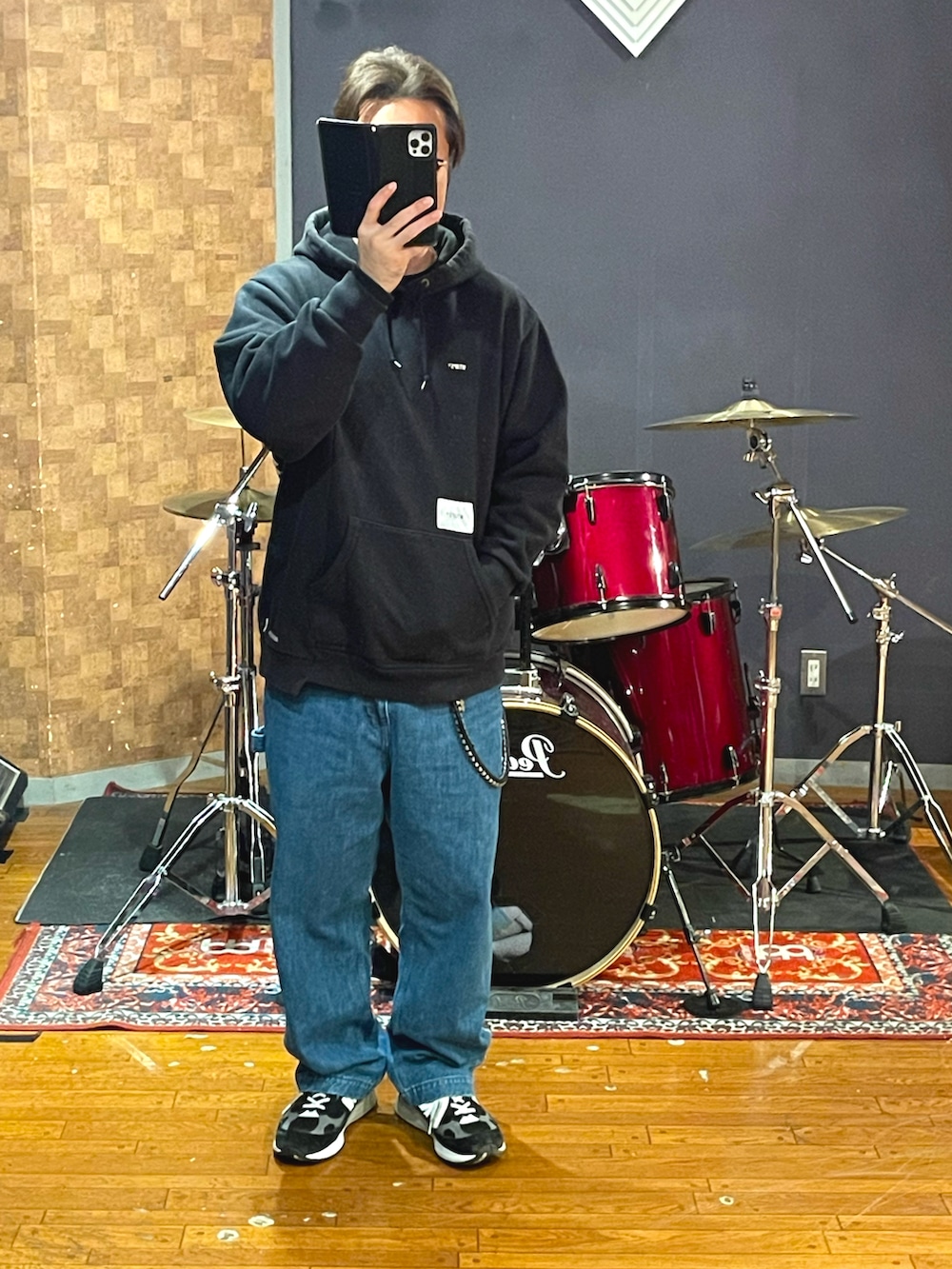 「wtaps、New Balance、NEIGHBORHOOD、MA-1、パーカー、大人カジュアル、休日コーデ、カジュアル、デニム、スニーカー、ストリートコーデ、きれいめカジュアル、シンプルコーデ、ペインターパンツ、ビッグシルエット」｜「NEIGHBORHOODのアイテム（MA-1、ブラック系）」を使った、minetoraさん（メンズ・171cm）の秋コーディネートの5枚目の写真