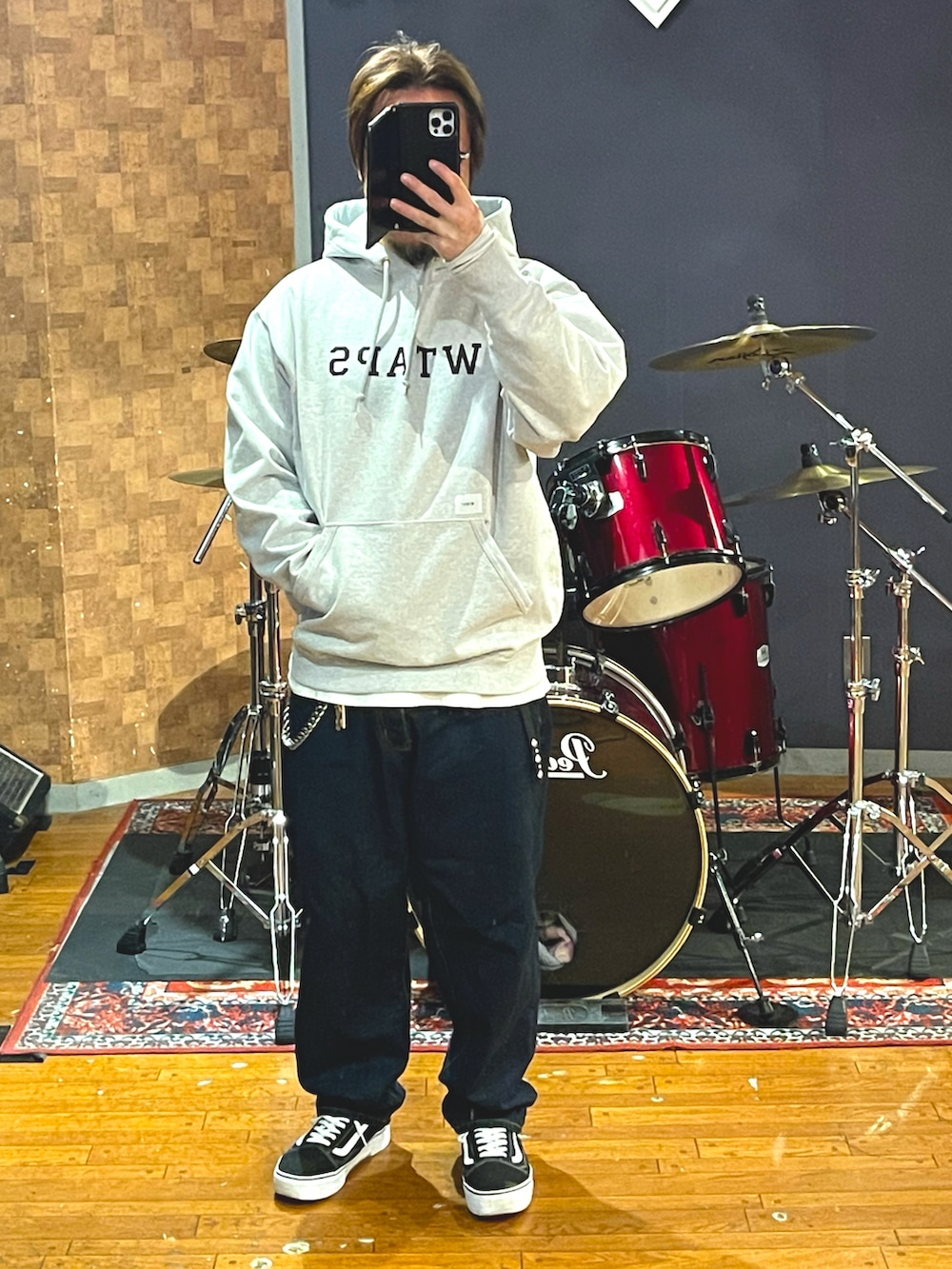 「wtaps、cahlumn、VANS、ナイロンジャケット、パーカー、デニム、スニーカー、ストリート、ビッグシルエット、オーバーサイズ、大人カジュアル、シンプルコーデ、カジュアル、おしゃれさんと繋がりたい、きれいめカジュアル」｜「WTAPSのアイテム（ナイロンジャケット、ブラック系）」を使った、minetoraさん（メンズ・171cm）の春コーディネートの5枚目の写真