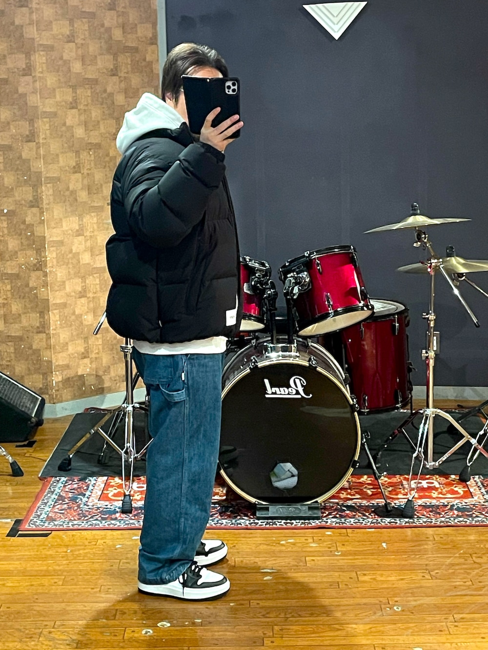 「wtaps、NIKE、デニム、ペインターパンツ、スニーカー、ストリート、シンプル、大人カジュアル、カジュアル、いいね、save、フォローお願いします🤑、おしゃれさんと繋がりたい、パーカー、ビッグシルエット、冬コーデ、今日のコーデ」｜「WTAPSのアイテム（ダウンジャケット/コート、ブラック系）」を使った、minetoraさん（メンズ・171cm）の冬コーディネートの2枚目の写真