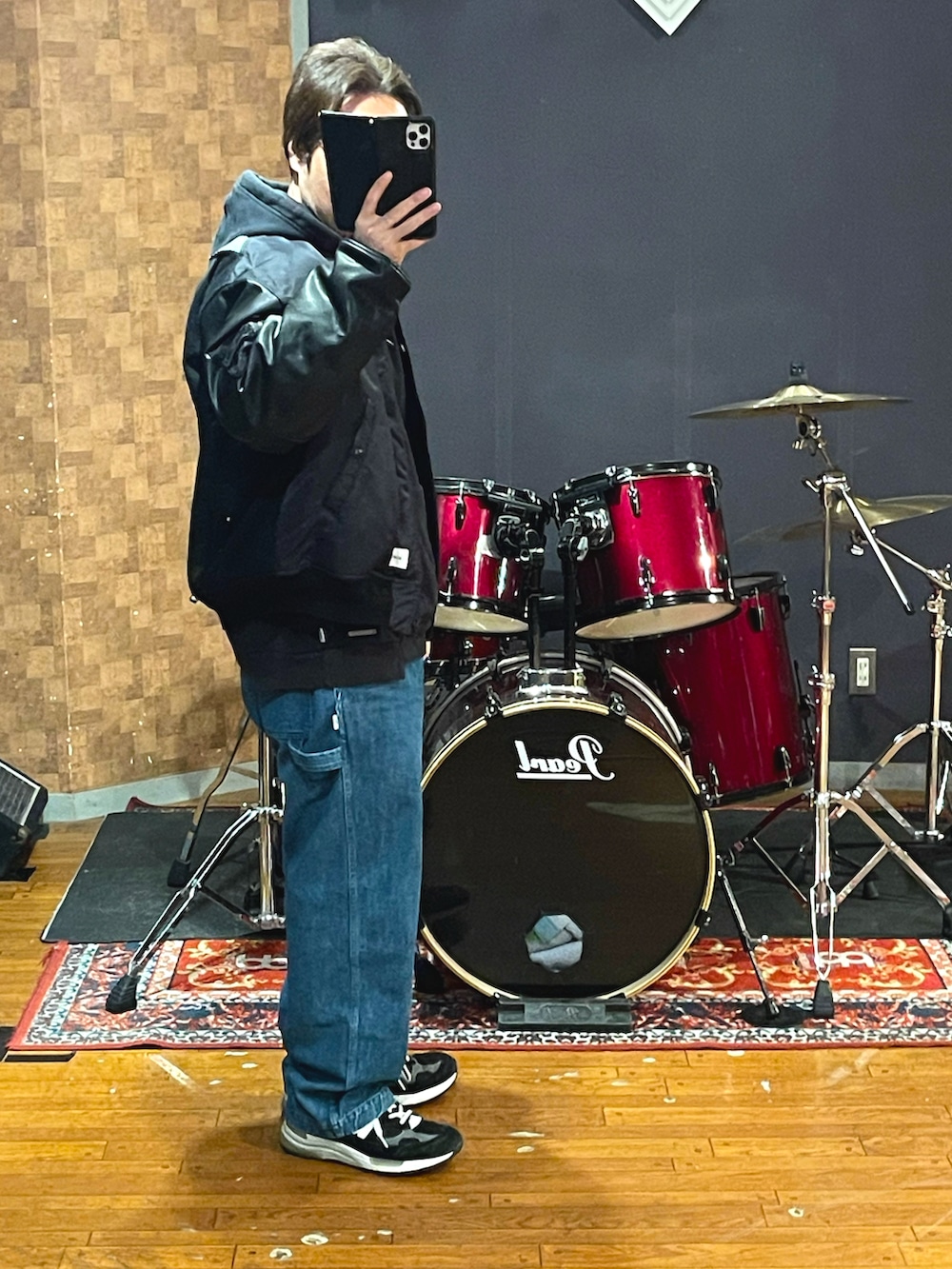 「wtaps、New Balance、NEIGHBORHOOD、MA-1、パーカー、大人カジュアル、休日コーデ、カジュアル、デニム、スニーカー、ストリートコーデ、きれいめカジュアル、シンプルコーデ、ペインターパンツ、ビッグシルエット」｜「NEIGHBORHOODのアイテム（MA-1、ブラック系）」を使った、minetoraさん（メンズ・171cm）の秋コーディネートの2枚目の写真