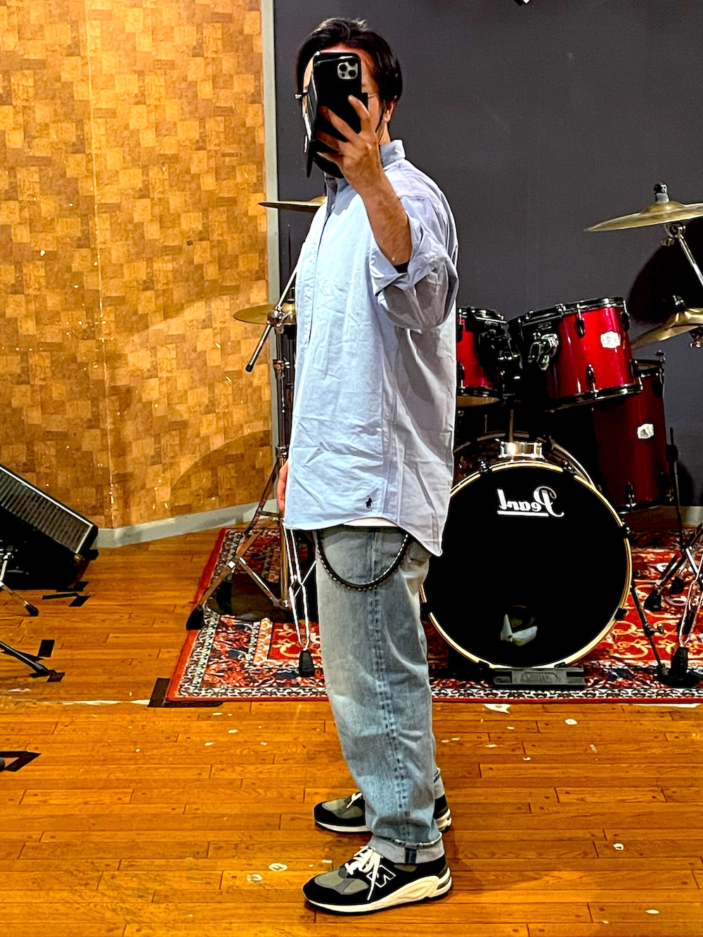 ブルー系のシャツ/ブラウス、ブルー系のデニムパンツ、ブルー系のスニーカーを着用したメンズの春コーディネートの3枚目の写真