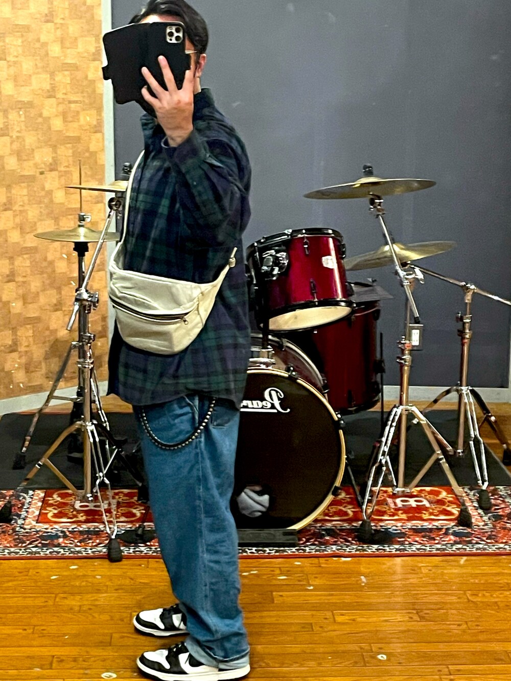 グリーン系のシャツ/ブラウス、ホワイト系のショルダーバッグ、ブルー系のデニムパンツを着用したメンズの秋コーディネートの3枚目の写真