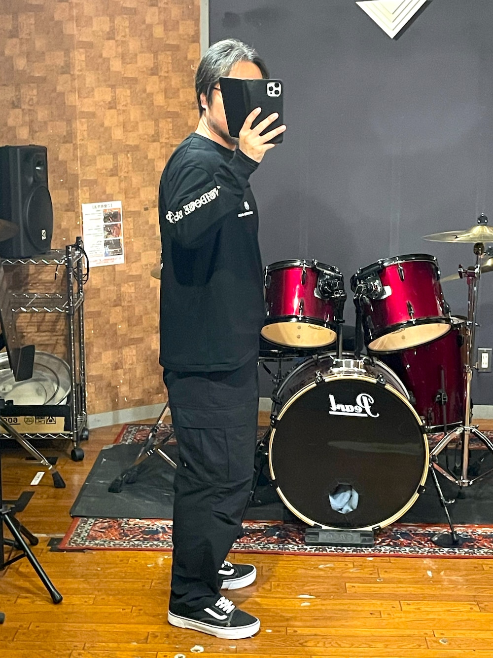 ブラック系のTシャツ/カットソー、ブラック系のカーゴパンツ、ブラック系のスニーカーを着用したメンズの秋コーディネートの3枚目の写真