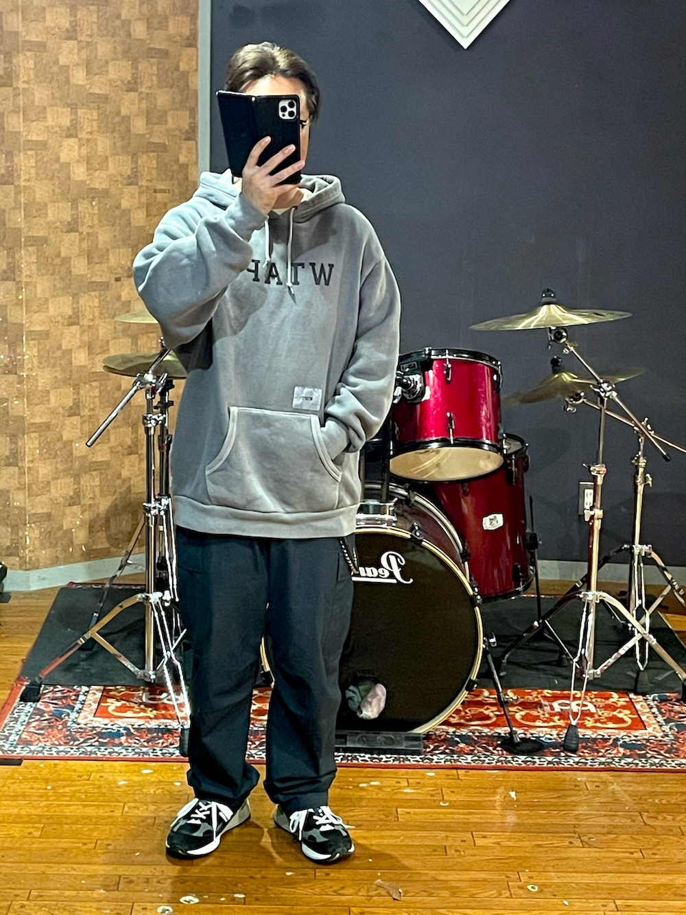 「wtaps、New Balance、パーカー、カーゴパンツ、スニーカー、ビッグシルエット、オーバーサイズ、大人カジュアル、シンプル、ストリート、ラフ、いいね、save、フォローお願いします🤑、おしゃれさんと繋がりたい、秋コーデ、休日スタイル」｜「WTAPSのアイテム（パーカー、グレー系）」を使った、minetoraさん（メンズ・171cm）の秋コーディネートの5枚目の写真
