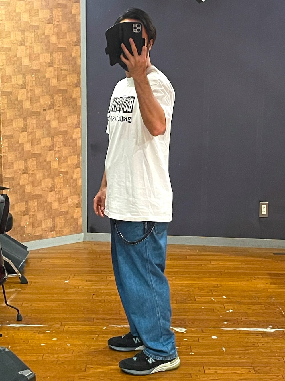 「シンプル、カジュアル、白Tシャツ、デニム、スニーカー、ストリート、オールドスクール、オトナカジュアル、ビッグシルエット、オーバーサイズ、buttstain、BROCHURE、New Balance、CALEE、いいね、save、フォローお願いします🤑」｜「BUTTSTAINのアイテム（Tシャツ/カットソー、ホワイト系）」を使った、minetoraさん（メンズ・170cm）の秋コーディネートの2枚目の写真