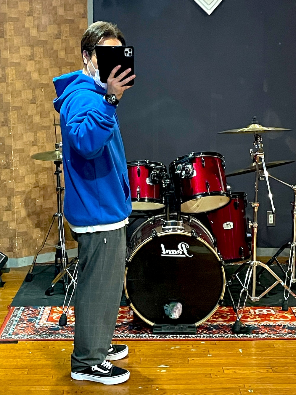 ブルー系のパーカー、ブルー系のスラックス、ブラック系のスニーカーを着用したメンズの秋コーディネートの2枚目の写真