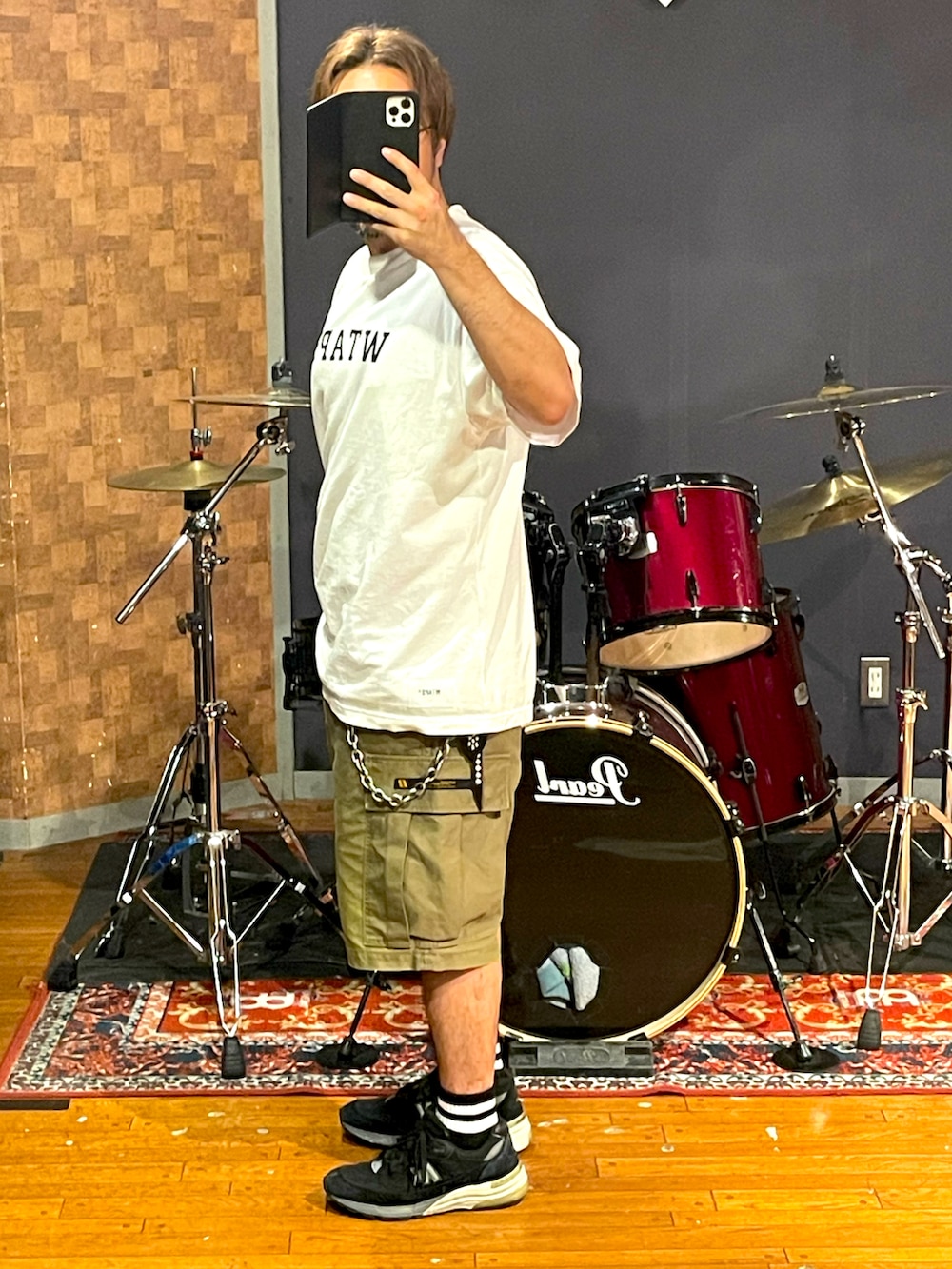 「wtaps、New Balance、白Tシャツ、カーゴパンツ、shorts、スニーカー、大人カジュアル、ラフ、カジュアル、シンプルコーデ、ストリート、夏コーデ、スニーカーコーデ、きれいめカジュアル、いいね、save、フォローお願いします🤑」｜「WTAPSのアイテム（Tシャツ/カットソー、ホワイト系）」を使った、minetoraさん（メンズ・171cm）の夏コーディネートの4枚目の写真