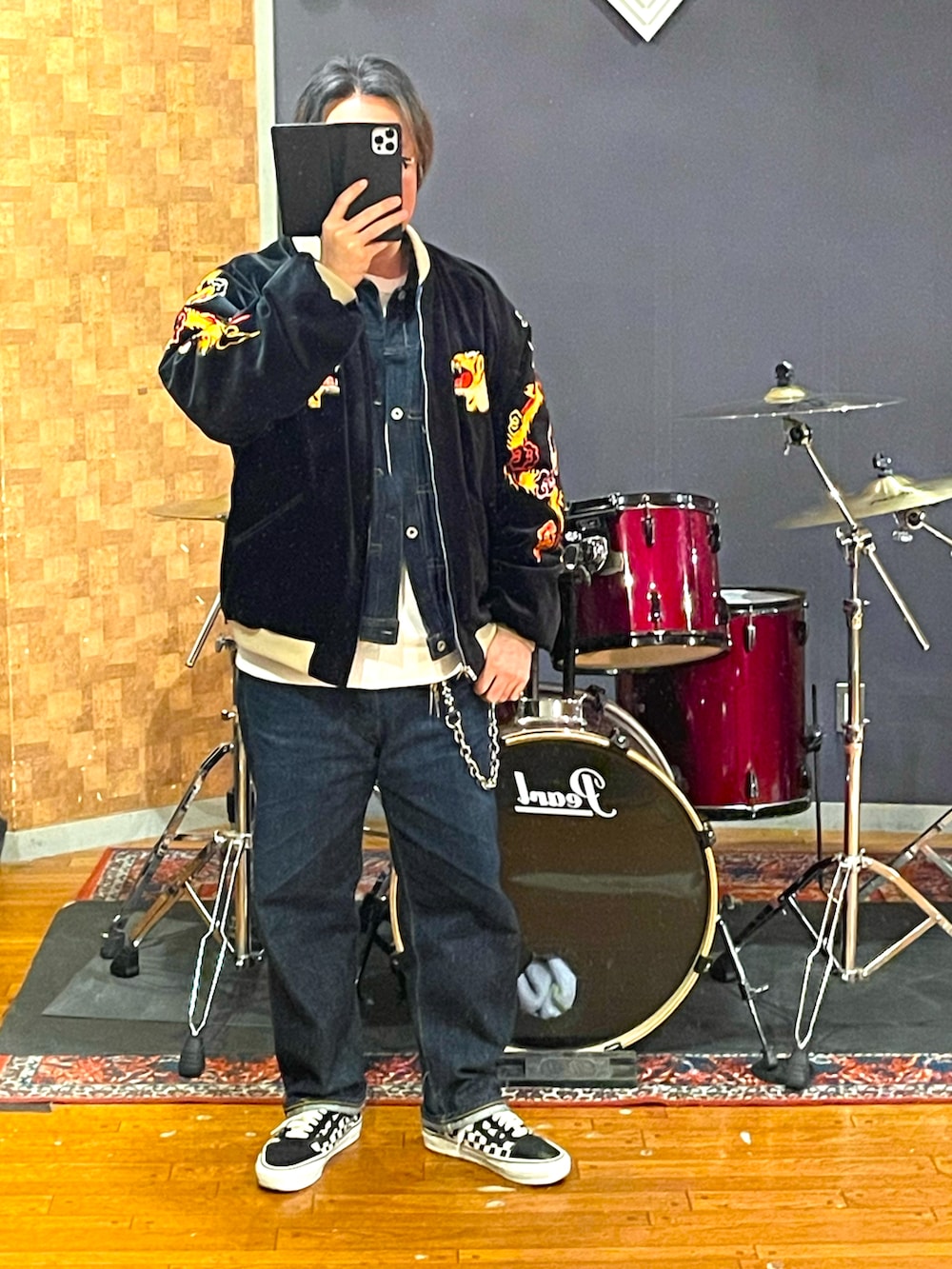 ブラック系のスカジャン、ブルー系のデニムジャケット、ホワイト系のTシャツ/カットソーを着用したメンズの冬コーディネートの5枚目の写真