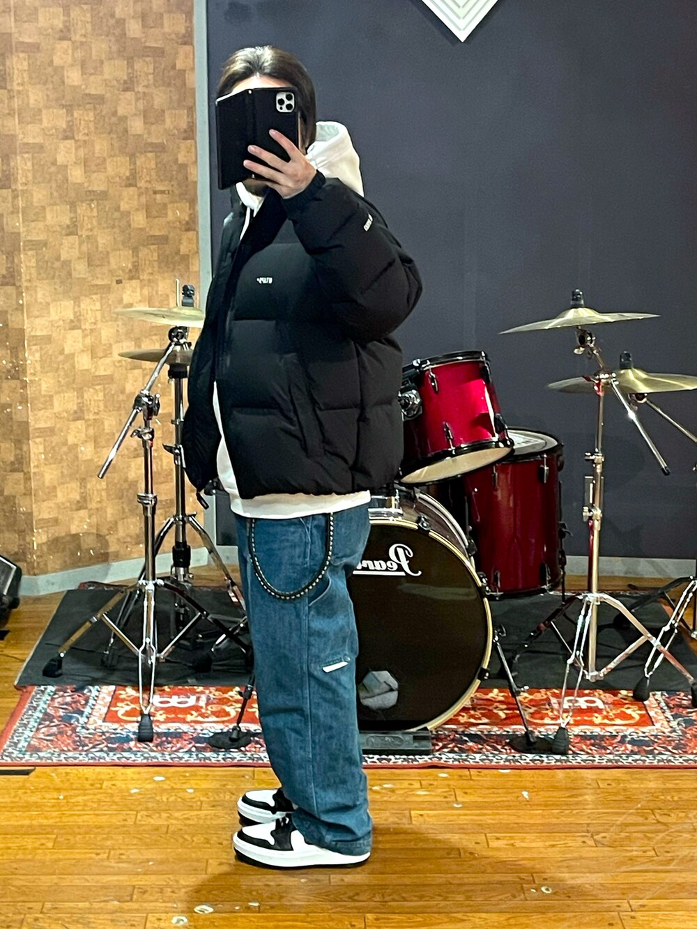 「wtaps、NIKE、デニム、ペインターパンツ、スニーカー、ストリート、シンプル、大人カジュアル、カジュアル、いいね、save、フォローお願いします🤑、おしゃれさんと繋がりたい、パーカー、ビッグシルエット、冬コーデ、今日のコーデ」｜「WTAPSのアイテム（ダウンジャケット/コート、ブラック系）」を使った、minetoraさん（メンズ・171cm）の冬コーディネートの4枚目の写真
