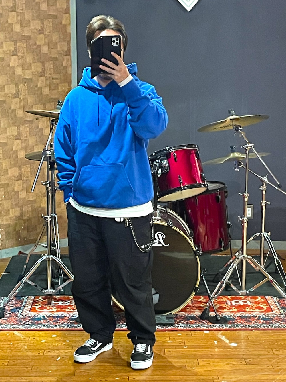 「wtaps、BEAMS、VANS、パーカー、カーゴパンツ、スニーカー、シンプル、大人カジュアル、ストリート、メガネ男子、おしゃれさんと繋がりたい、オーバーサイズ、ビッグシルエット、いいね、save、フォローお願いします🤑、休日スタイル」｜「BEAMSのアイテム（パーカー、ブルー系）」を使った、minetoraさん（メンズ・171cm）の秋コーディネートの5枚目の写真