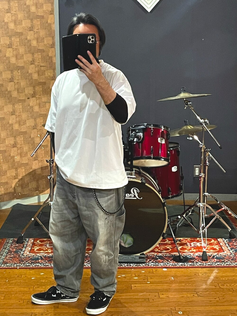 「ビッグシルエット、オーバーサイズ、ラフ、シンプル、大人カジュアル、カジュアル、白Tシャツ、デニム、スニーカー、春コーデ、夏コーデ、yesgoodmarket、Liberaiders、wtaps、VANS」｜「yes good marketのアイテム（Tシャツ/カットソー、ホワイト系）」を使った、minetoraさん（メンズ・171cm）の春コーディネートの4枚目の写真