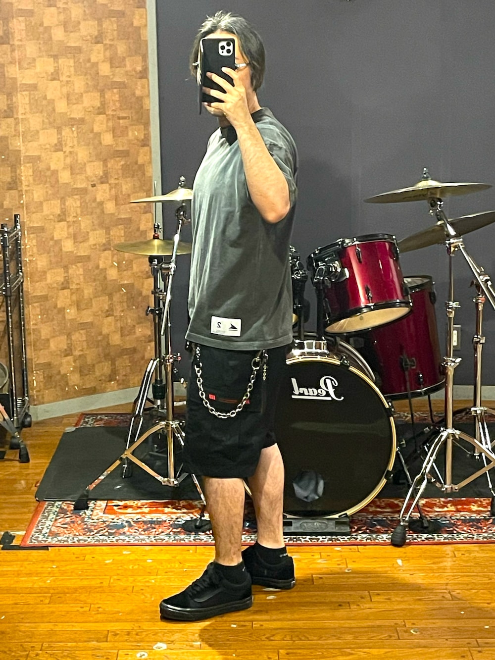 グレー系のTシャツ/カットソー、ブラック系のカーゴパンツ、ブラック系のスニーカーを着用したメンズの夏コーディネートの2枚目の写真