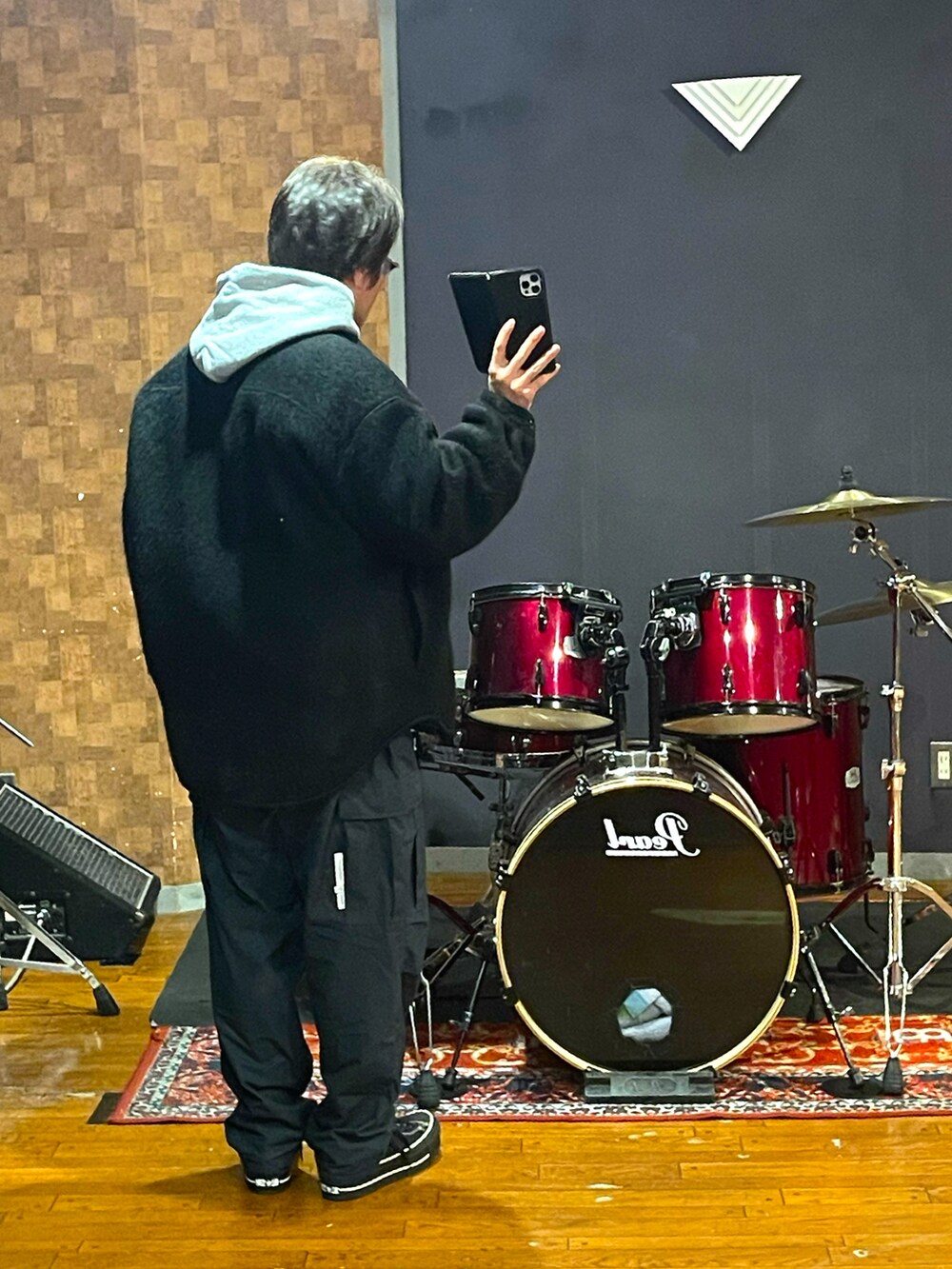 ブラック系のジャケット/アウター、グリーン系のカーゴパンツ、ブラック系のスニーカーを着用したメンズの冬コーディネートの4枚目の写真