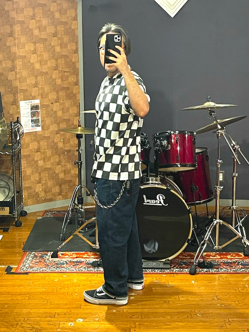 ホワイト系のTシャツ/カットソー、ブルー系のデニムパンツ、ブラック系のスニーカーを着用したメンズの夏コーディネートの2枚目の写真