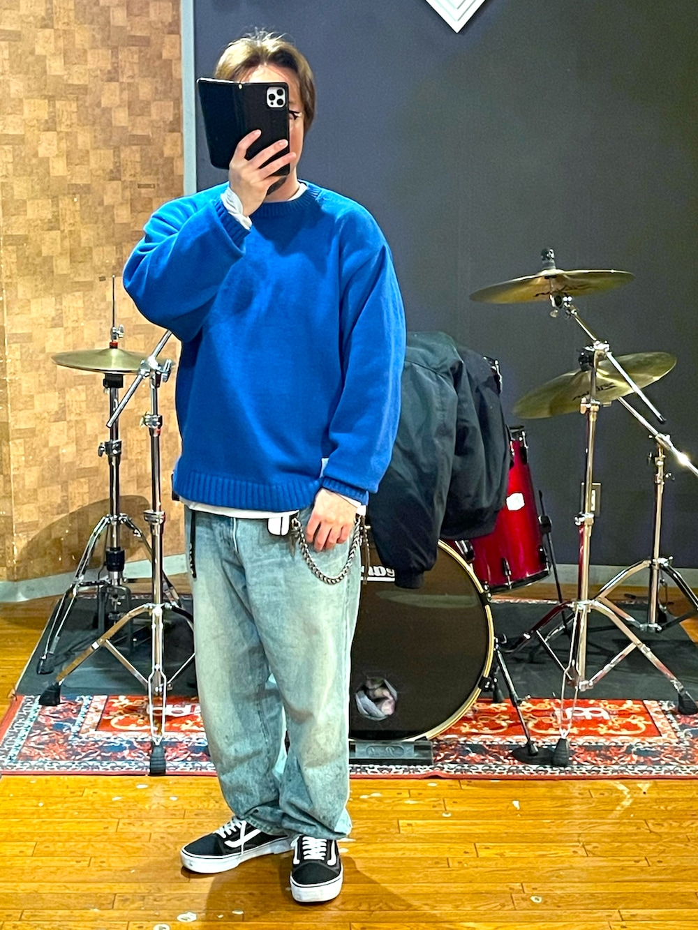 「COOTIE、wtaps、Liberaiders、VANS、ビッグシルエット、オーバーサイズ、スニーカー、セーター、冬コーデ、デニム、いいね、save、フォローお願いします🤑、ナイロンジャケット、大人カジュアル、シンプルコーデ、カジュアル」｜「COOTIE PRODUCTIONSのアイテム（ナイロンジャケット、ブラック系）」を使った、minetoraさん（メンズ・171cm）の春コーディネートの4枚目の写真