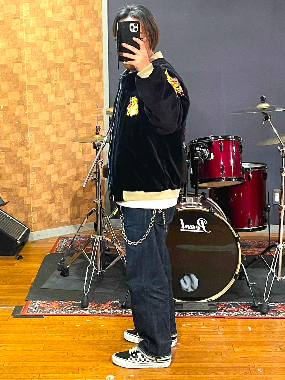 ブラック系のスカジャン、ブルー系のデニムジャケット、ホワイト系のTシャツ/カットソーを着用したメンズの冬コーディネートの2枚目の写真