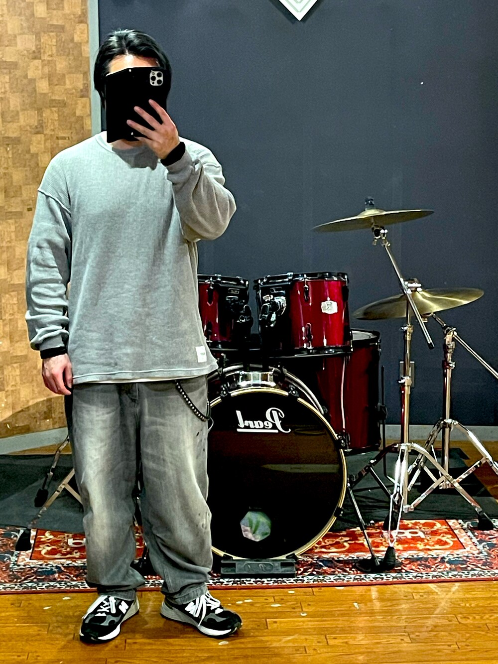 「オーバーサイズ、ビッグシルエット、ストリート、デニム、ワッフル、大人カジュアル、スニーカー、春コーデ、wtaps、Liberaiders、New Balance、シンプル、ラフ、お洒落さんとつながりたい、いいね、save、フォローお願いします🤑」｜「WTAPSのアイテム（トップス、グレー系）」を使った、minetoraさん（メンズ・171cm）の春コーディネートの4枚目の写真