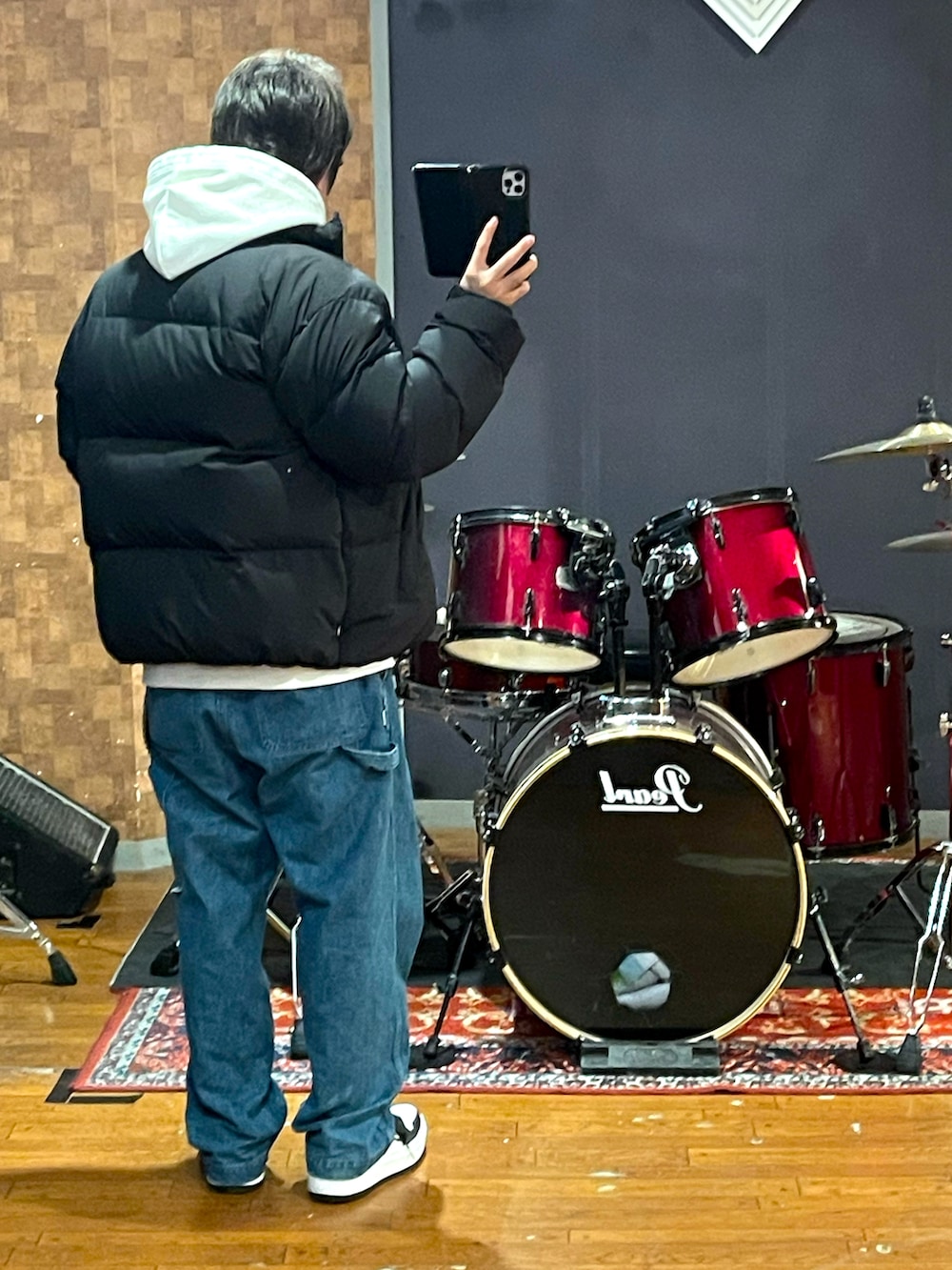 「wtaps、NIKE、デニム、ペインターパンツ、スニーカー、ストリート、シンプル、大人カジュアル、カジュアル、いいね、save、フォローお願いします🤑、おしゃれさんと繋がりたい、パーカー、ビッグシルエット、冬コーデ、今日のコーデ」｜「WTAPSのアイテム（ダウンジャケット/コート、ブラック系）」を使った、minetoraさん（メンズ・171cm）の冬コーディネートの3枚目の写真