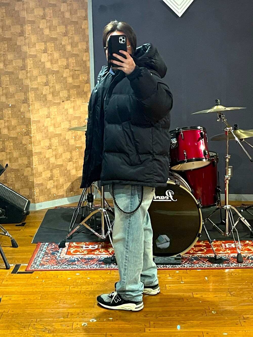 「wtaps、Liberaiders、シンプルスタイル、大人カジュアル、カジュアル、ビッグシルエット、メンズコーデ、オーバーサイズ、きれいめカジュアル、スニーカー、ダウンジャケット、デニム、いいね、save、フォローお願いします🤑、おしゃれさんと繋がりたい、冬コーデ」｜「WTAPSのアイテム（ダウンジャケット/コート、ブラック系）」を使った、minetoraさん（メンズ・171cm）の冬コーディネートの2枚目の写真