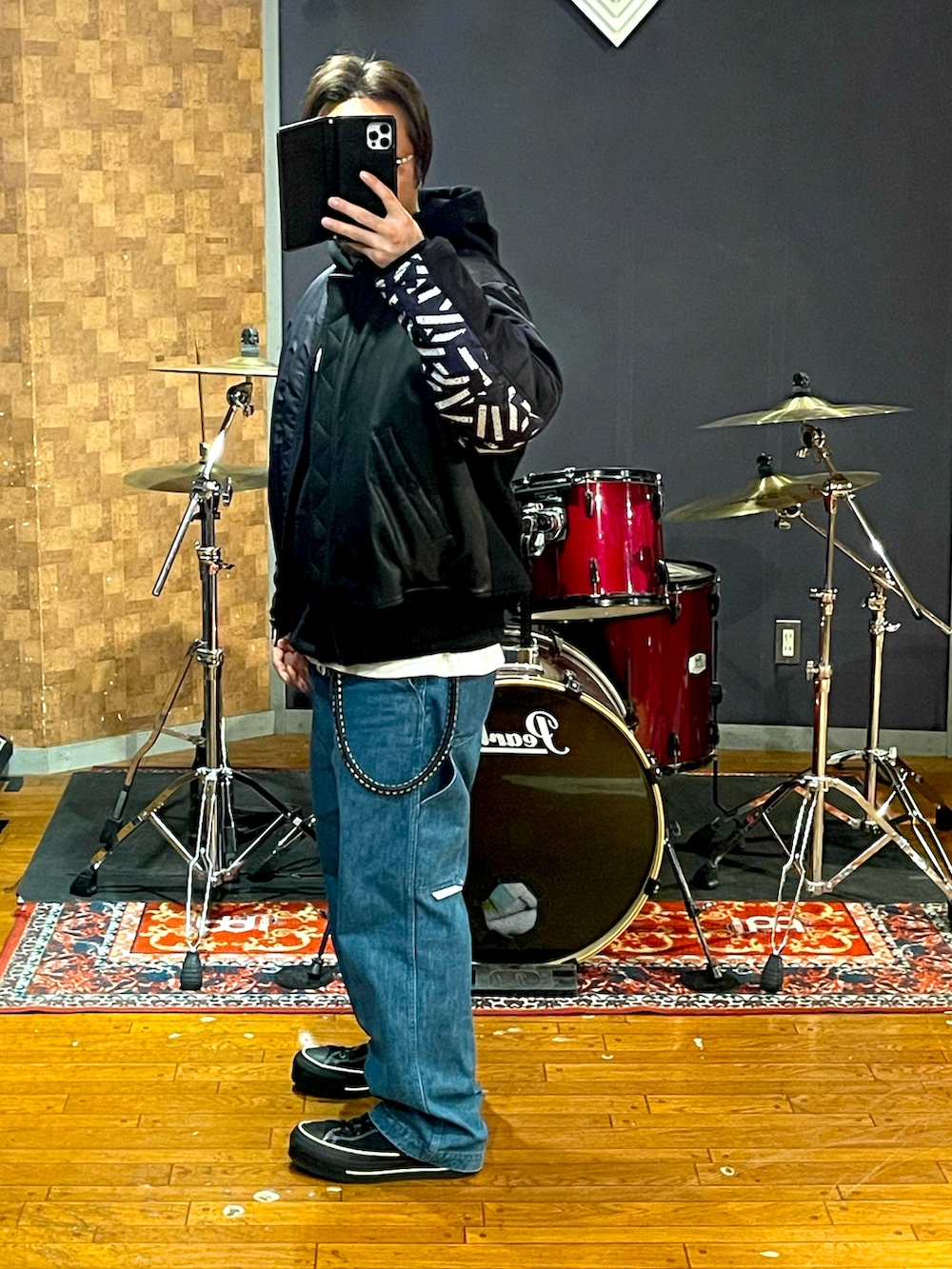 「NEIGHBORHOOD、wtaps、converse、ビッグシルエット、ストリート、シンプル、大人カジュアル、パーカー、デニム、ペインターパンツ、MA-1、お洒落さんとつながりたい、いいね、save、フォローお願いします🤑、冬コーデ、スニーカー」｜「NEIGHBORHOODのアイテム（MA-1、ブラック系）」を使った、minetoraさん（メンズ・171cm）の冬コーディネートの4枚目の写真