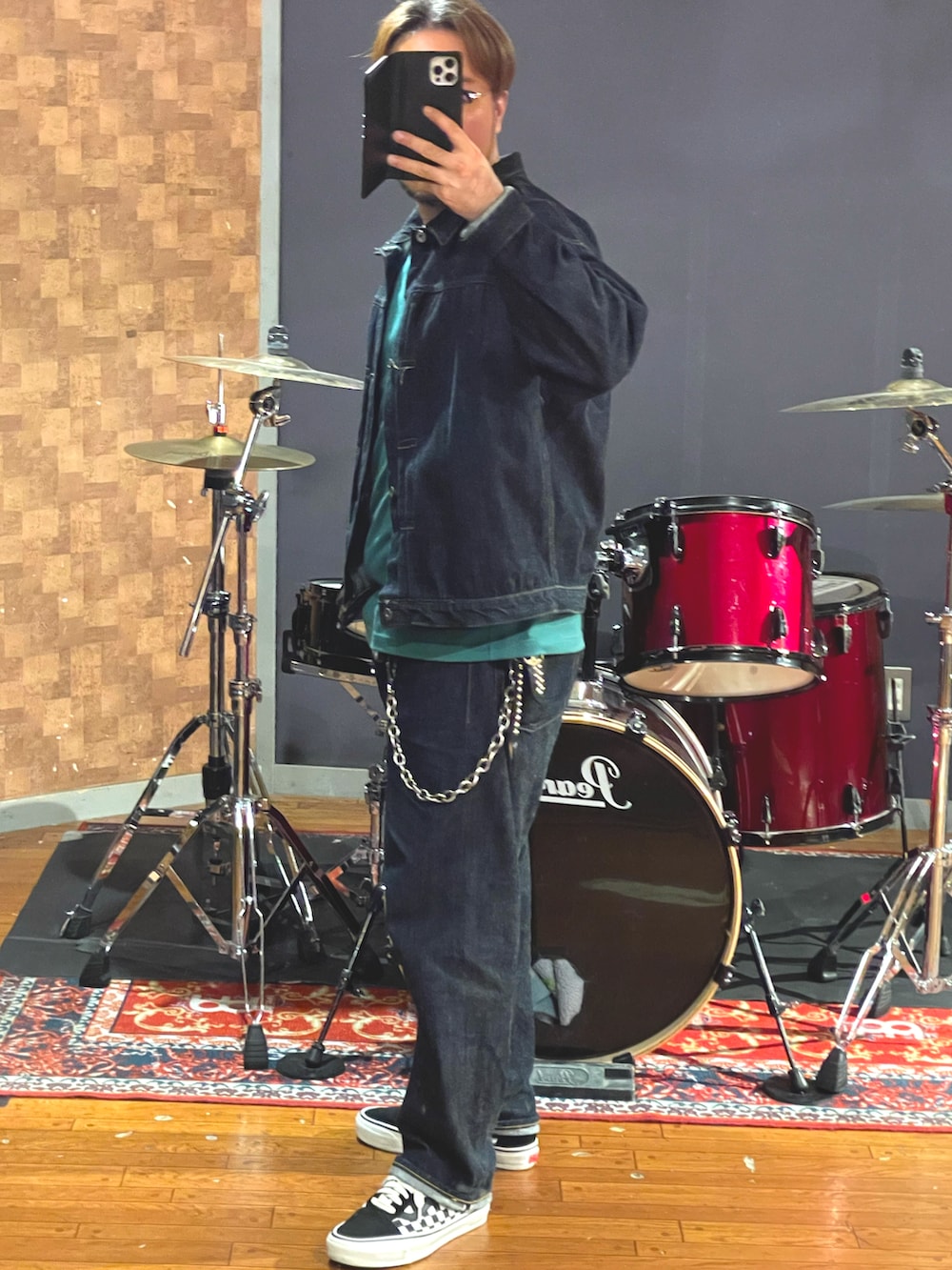 ブルー系のデニムジャケット、ブルー系のデニムパンツ、グリーン系のTシャツ/カットソーを着用したメンズの秋コーディネートの2枚目の写真