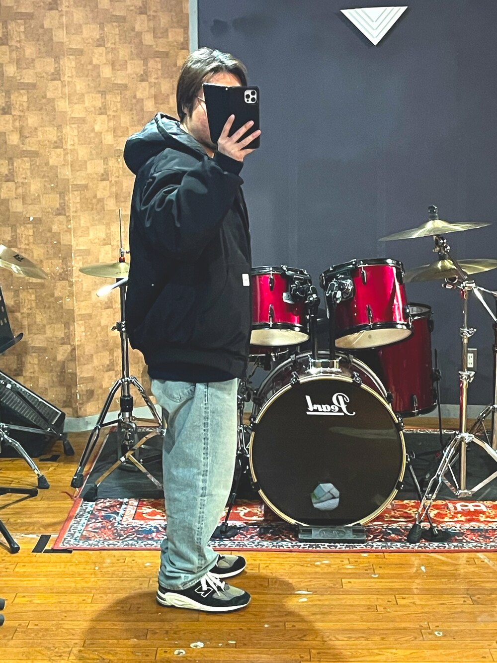 「wtaps、COOTIE、Liberaiders、New Balance、ナイロンジャケット、デニム、セーター、スニーカー、大人カジュアル、シンプル、カジュアル、ビッグシルエット、オーバーサイズ、いいね、save、フォローお願いします🤑、冬コーデ」｜「COOTIE PRODUCTIONSのアイテム（ナイロンジャケット、ブラック系）」を使った、minetoraさん（メンズ・171cm）の冬コーディネートの2枚目の写真