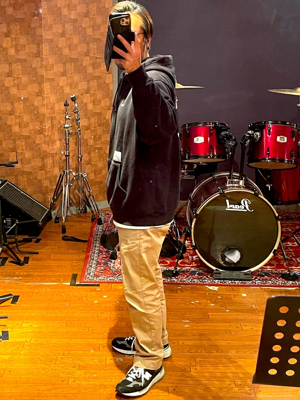 「お洒落さんとつながりたい、カジュアル、きれいめカジュアル、シンプルコーデ、シンプル、大人コーデ、低身長コーデ、大人カジュアル、スニーカー、パーカー、チノパン、wtaps、NEIGHBORHOOD、New Balance、ストリート」｜「WTAPSのアイテム（パーカー、ブラック系）」を使った、minetoraさん（メンズ・170cm）の冬コーディネートの3枚目の写真