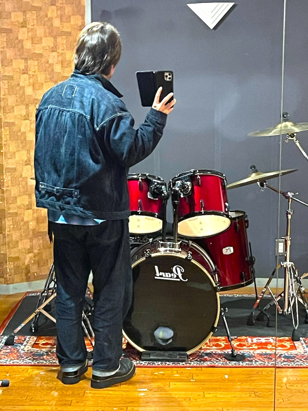 「onepieceofrock、subculture、デニム、チェックシャツ、ブーツ、アメカジ、渋カジ、大人カジュアル、シンプルコーデ、カジュアル、メンズファッション、初夏コーデ、きれいめカジュアル、お洒落さんとつながりたい、メンズコーデ」｜「onepieceofrockのアイテム（デニムジャケット、ブルー系）」を使った、minetoraさん（メンズ・171cm）の春コーディネートの3枚目の写真