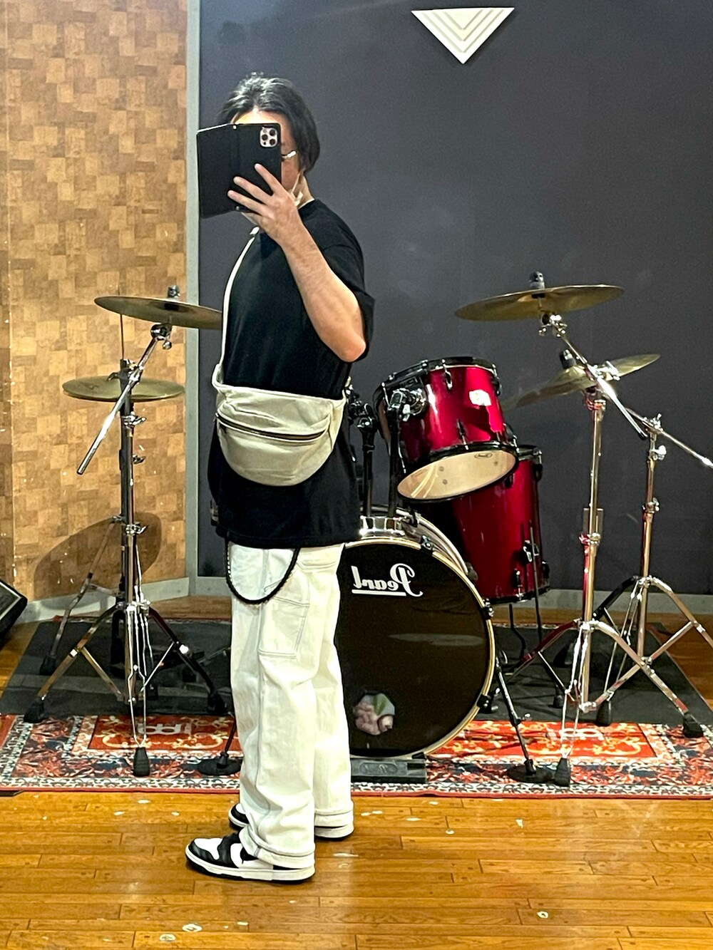 ブラック系のTシャツ/カットソー、ホワイト系のデニムパンツ、ホワイト系のスニーカーを着用したメンズの夏コーディネートの3枚目の写真