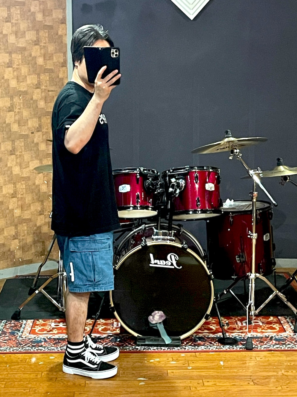 「wtaps、VANS、アツいコーデ全部見せ、ビッグシルエット、大人カジュアル、シンプル、ラフ、Tシャツ、黒、デニム、shorts、スニーカー、ストリート、カジュアル、夏コーデ」｜「WTAPSのアイテム（Tシャツ/カットソー、ブラック系）」を使った、minetoraさん（メンズ・171cm）の夏コーディネートの2枚目の写真