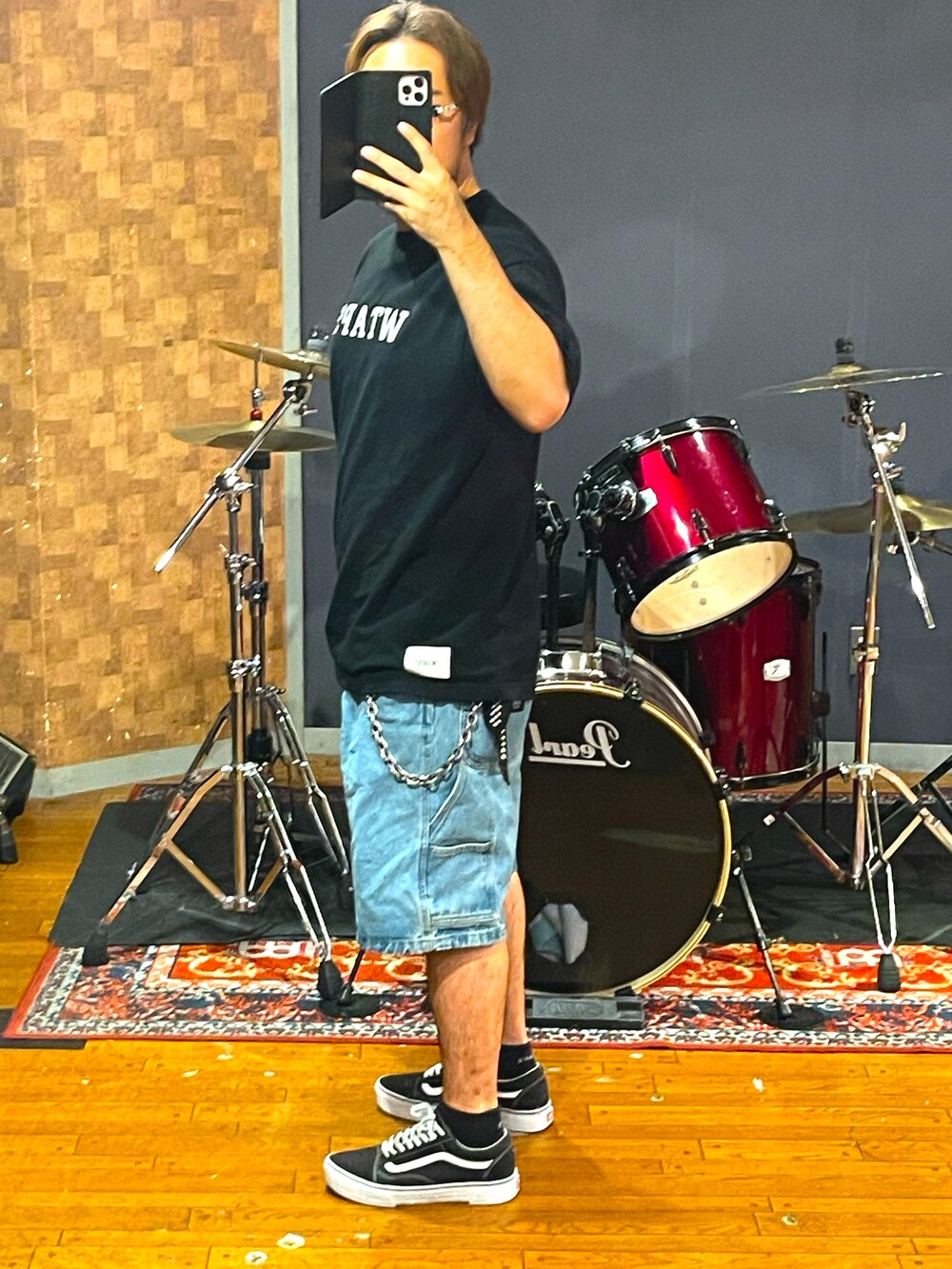 ブラック系のTシャツ/カットソー、ブルー系のデニムパンツ、ブラック系のスニーカーを着用したメンズの夏コーディネートの4枚目の写真