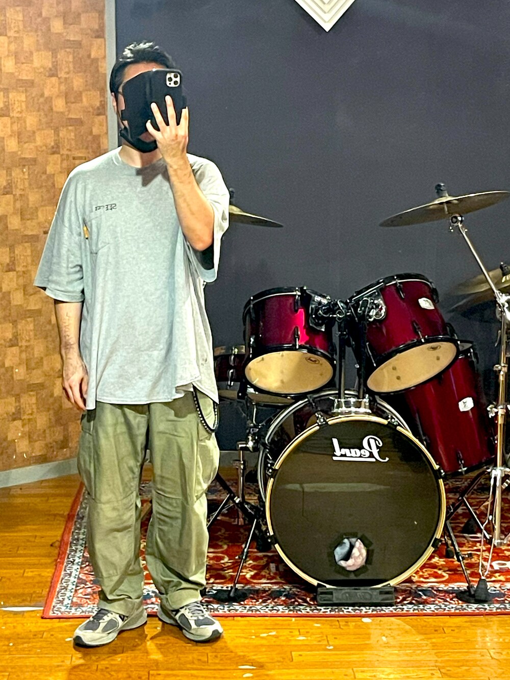 グレー系のTシャツ/カットソー、グリーン系のカーゴパンツ、グレー系のスニーカーを着用したメンズの夏コーディネートの4枚目の写真