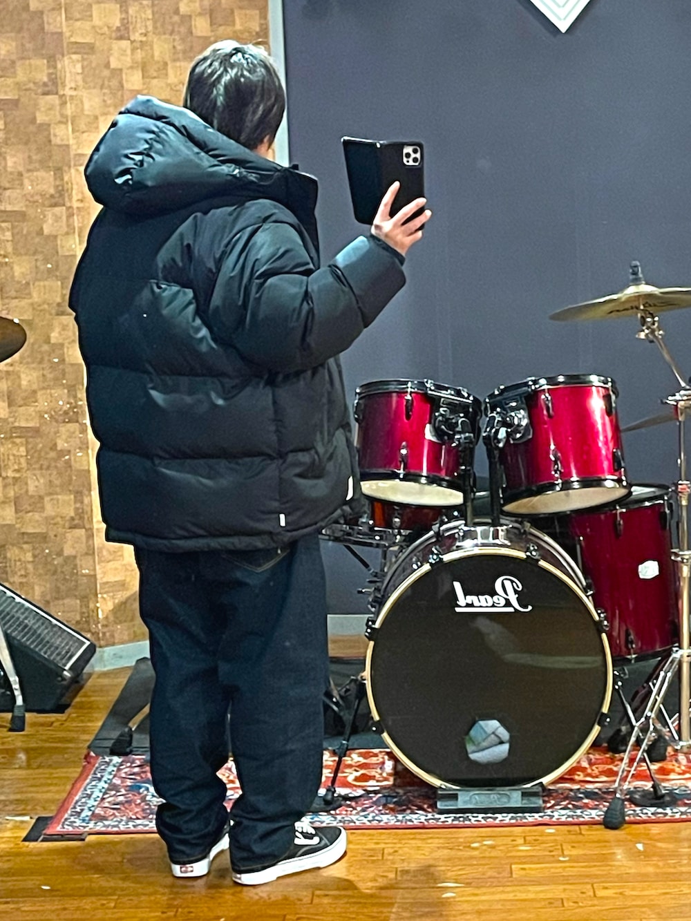 ブラック系のダウンジャケット/コート、ブルー系のデニムパンツ、ブラック系のスニーカーを着用したメンズの冬コーディネートの4枚目の写真