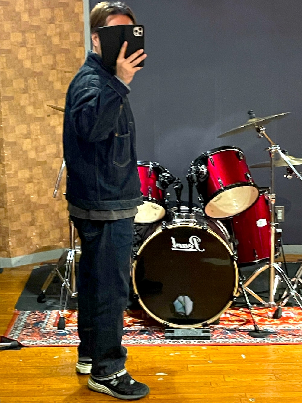 ブルー系のデニムジャケット、グレー系のTシャツ/カットソー、ブルー系のデニムパンツを着用したメンズの秋コーディネートの3枚目の写真