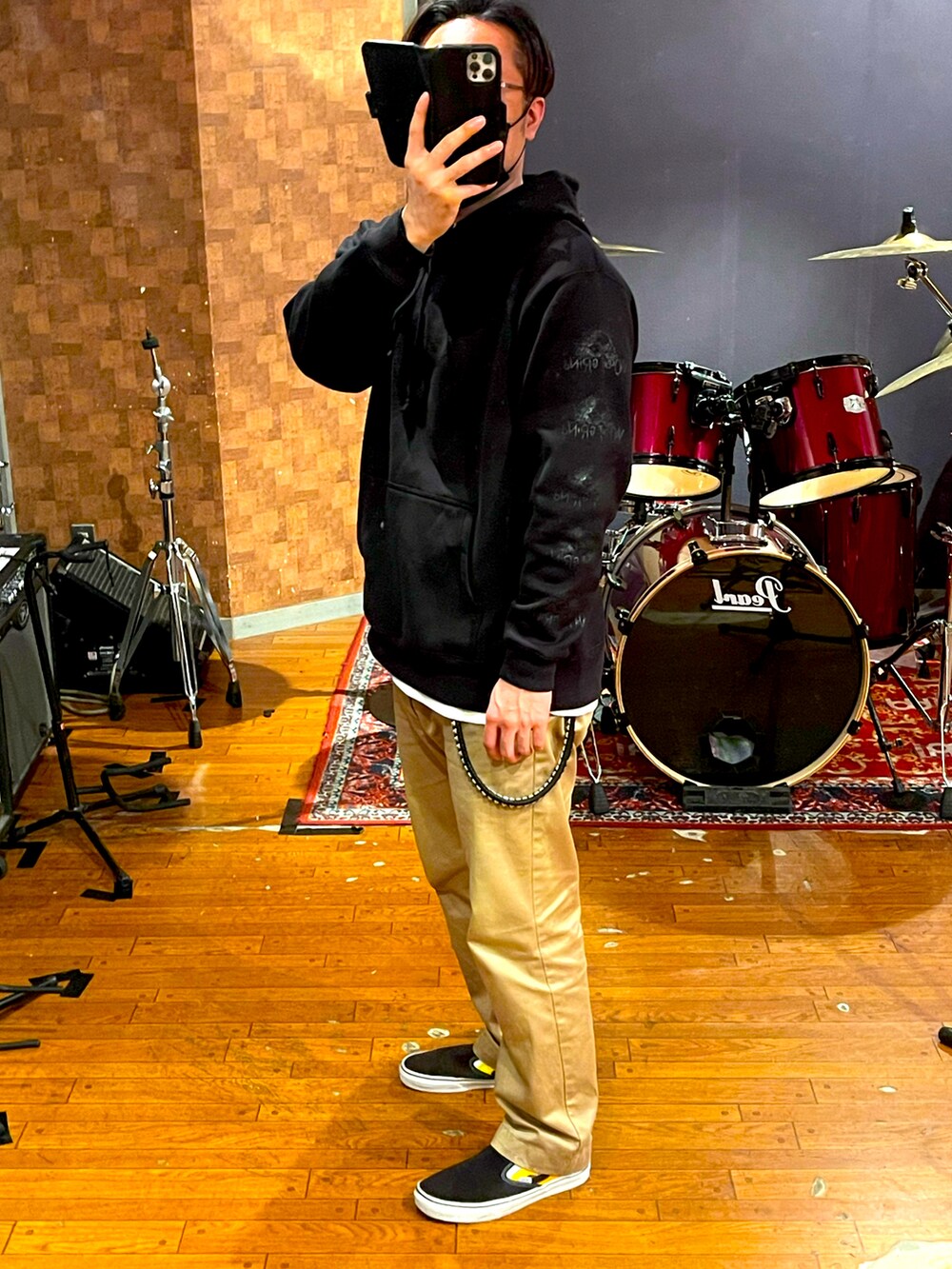 「オトナカジュアル、いいね、save、フォローお願いします🤑、きれいめカジュアル、ブラック、チノパン、スニーカー、violent grind、VANS、wtaps、NEIGHBORHOOD、CALEE、TENDERLOIN、RADIALL、WACOMARIA、ZORLAC」｜「violentgrindのアイテム（パーカー、ブラック系）」を使った、minetoraさん（メンズ・170cm）の春コーディネートの2枚目の写真