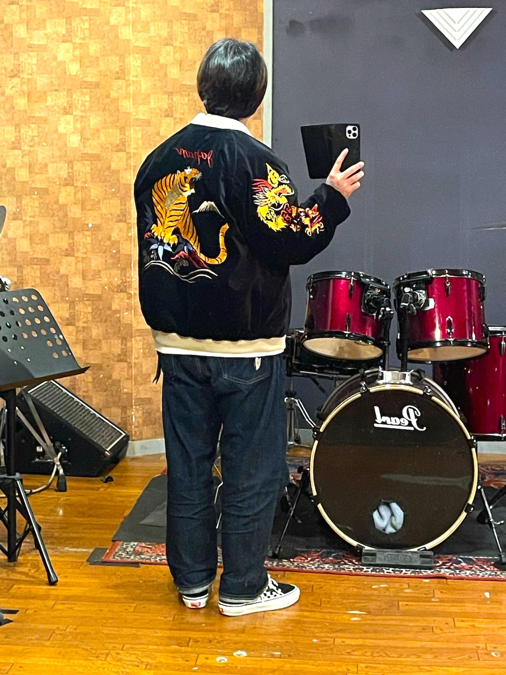 ブラック系のスカジャン、ブルー系のデニムジャケット、ホワイト系のTシャツ/カットソーを着用したメンズの冬コーディネートの4枚目の写真