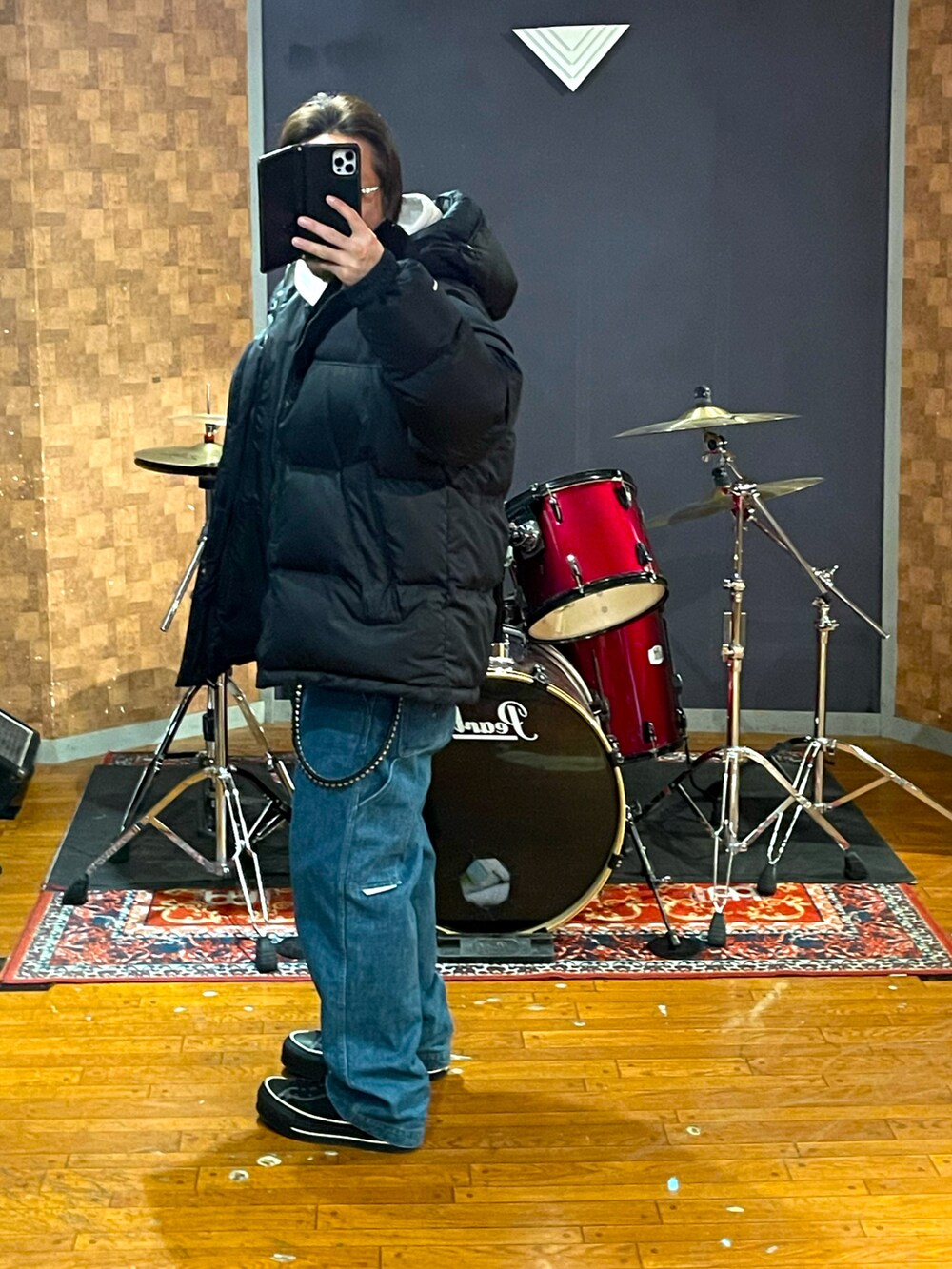 ブラック系のダウンジャケット/コート、ブルー系のデニムパンツ、ブラック系のスニーカーを着用したメンズの冬コーディネートの3枚目の写真