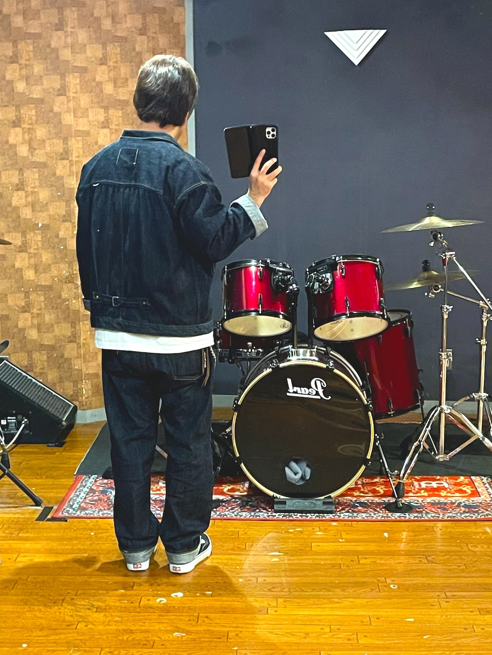 「onepieceofrock、VANS、denim、デニム、デニムジャケット、デニムパンツ、デニムセットアップ、スニーカー、カジュアル、大人カジュアル、シンプルコーデ、ラフ、ユニフォーム、メンズファッション、春コーデ」｜「onepieceofrockのアイテム（デニムジャケット、ブルー系）」を使った、minetoraさん（メンズ・171cm）の春コーディネートの3枚目の写真