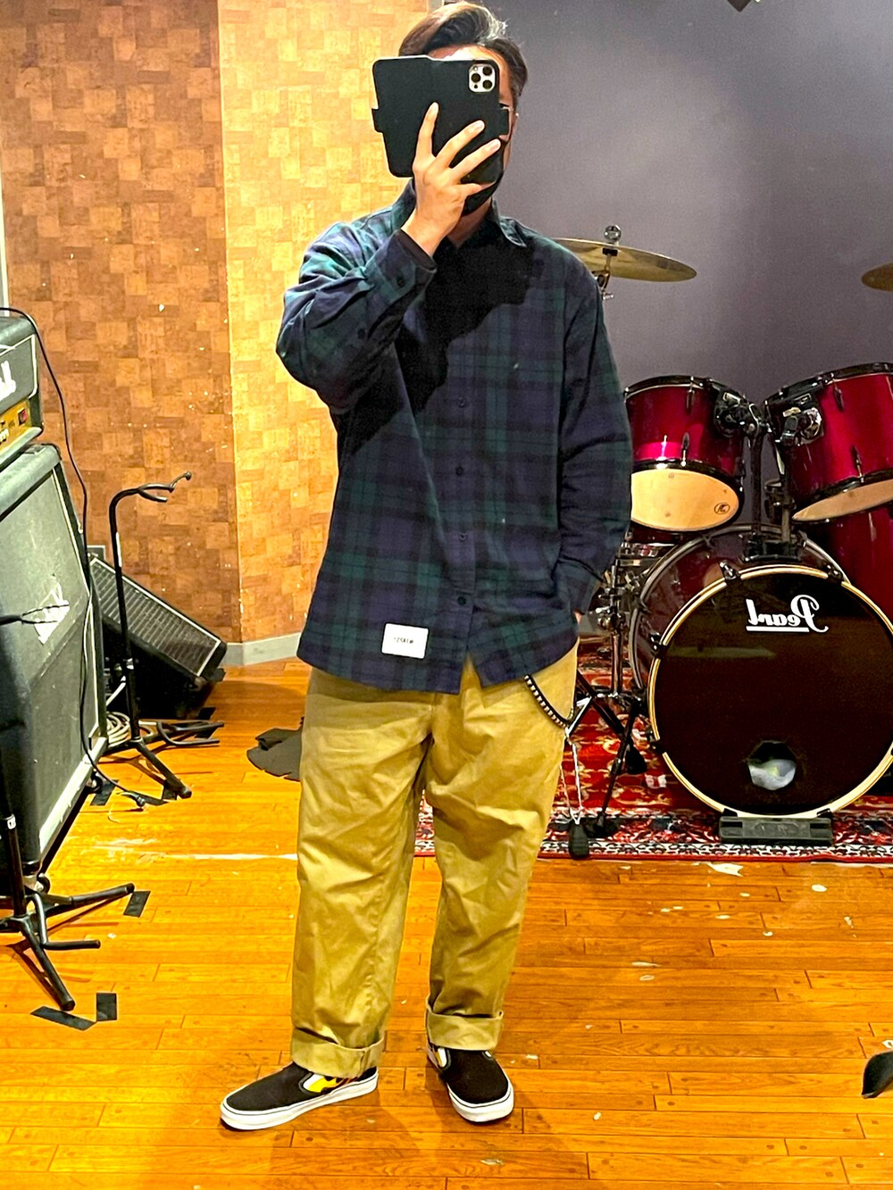 「夏コーデ、リラックススタイル、シャツスタイル、大人カジュアル、ストリートコーデ、メンズコーデ、スニーカー、wtaps、VANS、CALEE、フレイム柄、スニーカーコーデ、ビッグシルエット、オーバーサイズ、チノパン」｜「WTAPSのアイテム（シャツ/ブラウス、グリーン系）」を使った、minetoraさん（メンズ・170cm）の夏コーディネートの3枚目の写真