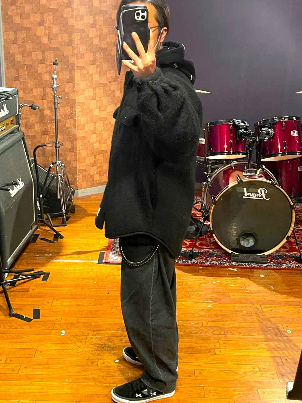 ブラック系のジャケット/アウター、ブラック系のデニムパンツ、ブラック系のパーカーを着用したメンズの春コーディネートの3枚目の写真